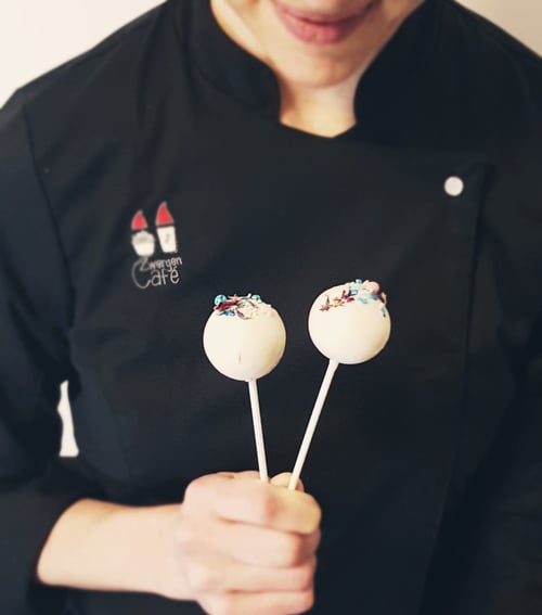 Konditorin hält Cakepops