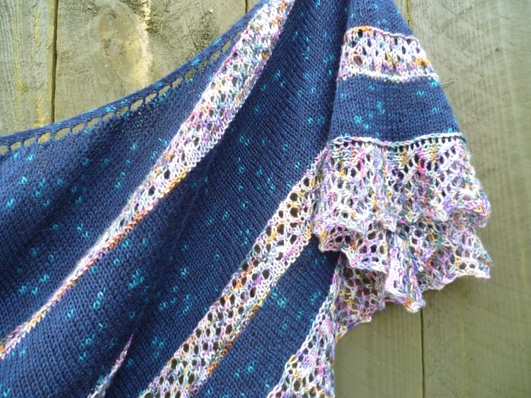 Australis shawl knitting pattern. Hand knitting. Best for 2 skeins. Good to use with variegated or hand painted yarns. Designed in the UK by Su Sayer