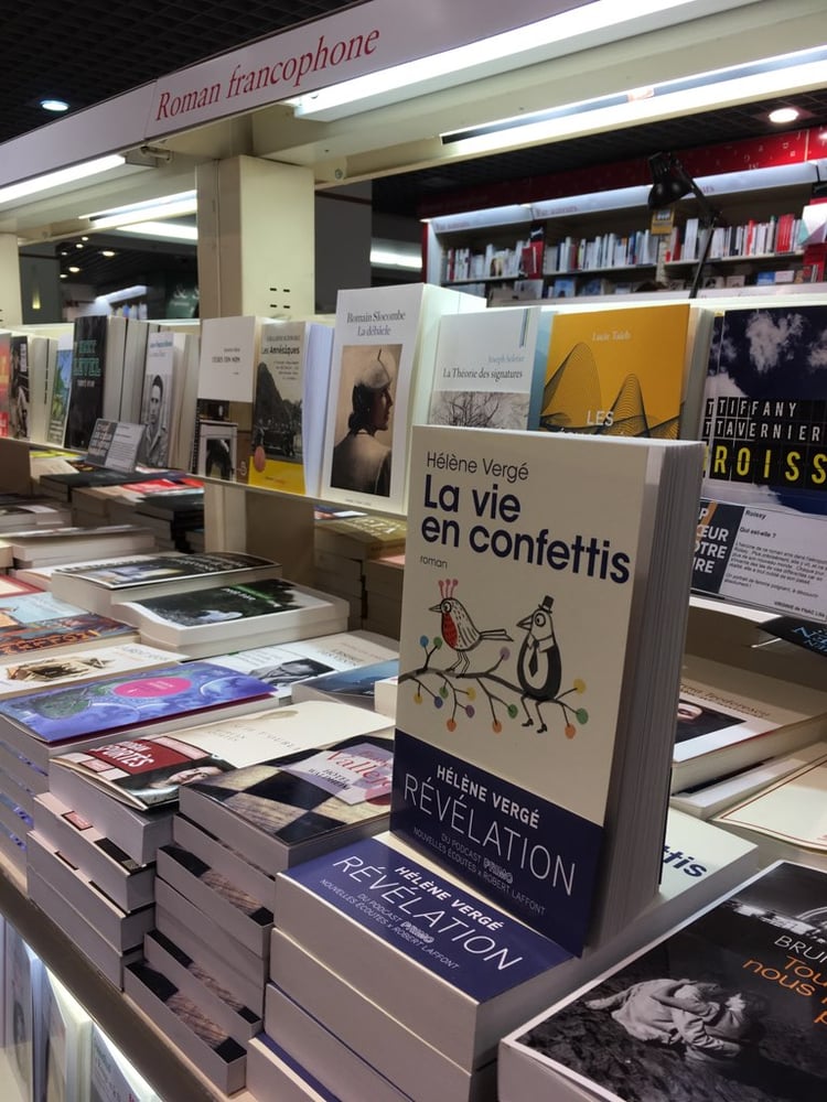 image de livre La vie en confettis sur l'étal d'une librairie