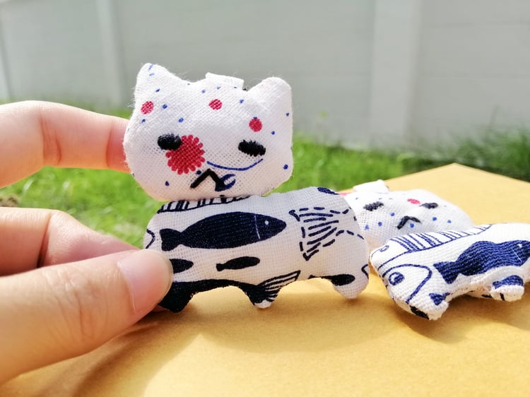 Handmade Plush Toy: Plushie keychain / adorable cat keychain - handcrafted miniature keychain plushie with distinctive designs and patterns.