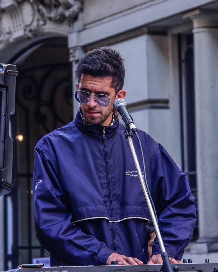 Piano lessons with Tomy. Learn to play the songs you want, and improvise like you imagined with Tomy, one of the best tutors out there.