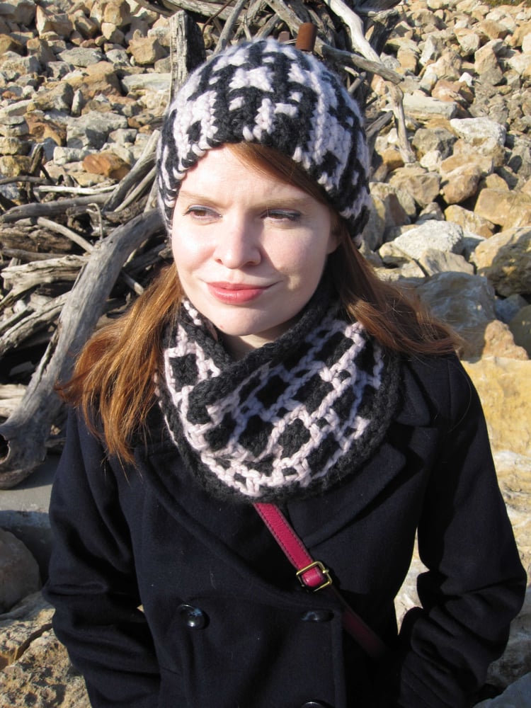 woman wearing the matching Carreau hat and cowl set