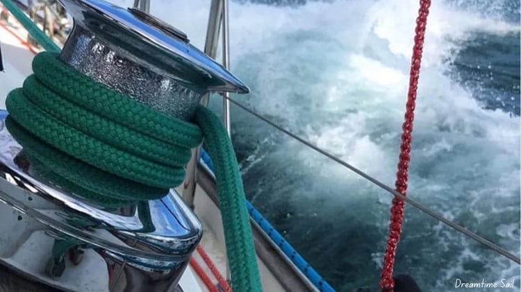Sailing on the edge Screen Saver