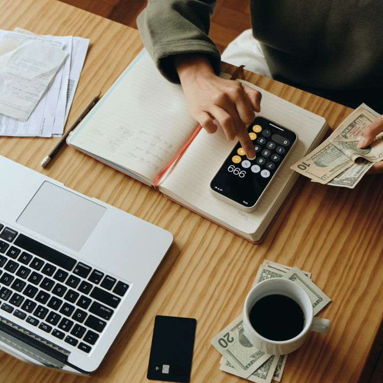 une femme en train de compter son argent