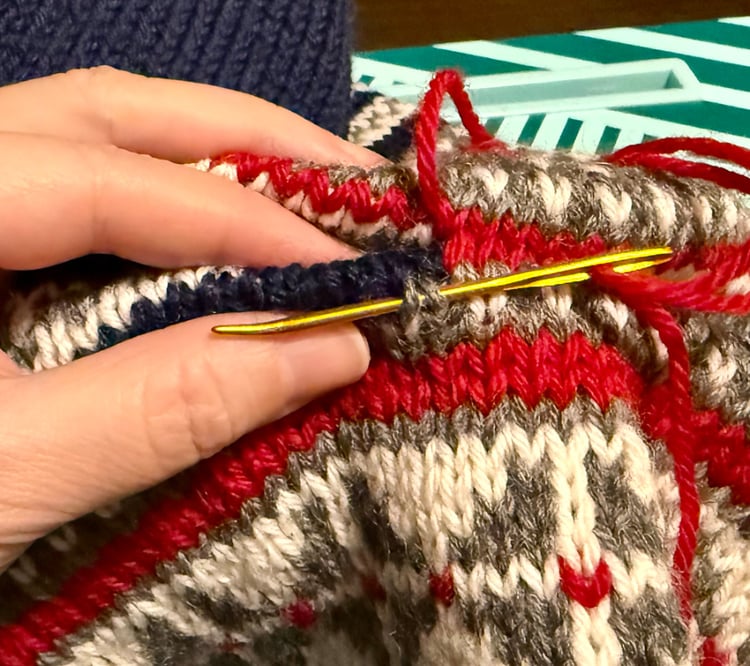 Fixing a knitted sleeve