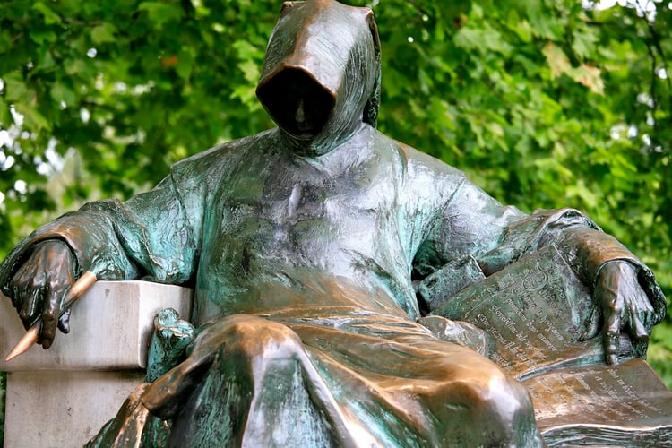 Budapest Statue of Anonymous Audio Guide - Hungary 2