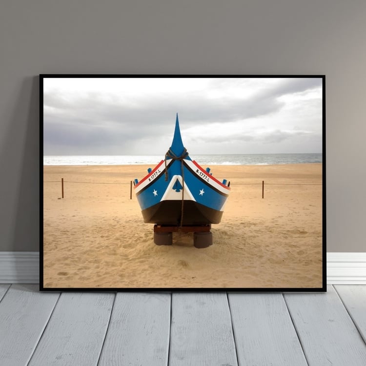 Bateau de pêche traditionnel sur la plage - Nazaré, Portugal