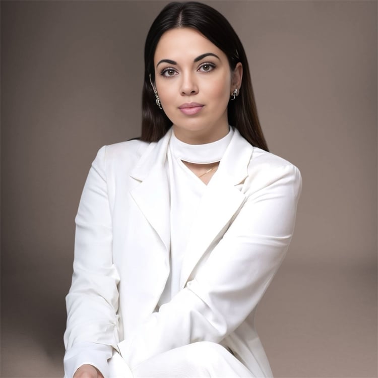 Dani Prandi deepens the manual facial techniques such as guasha, roller and lymphatic drainage, until the specialization in skin care and repair at Harvard, creating a unique method that combines nature and science for visible results.