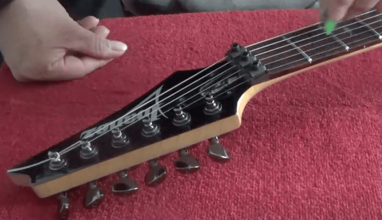 fret buzz on an electric guitar