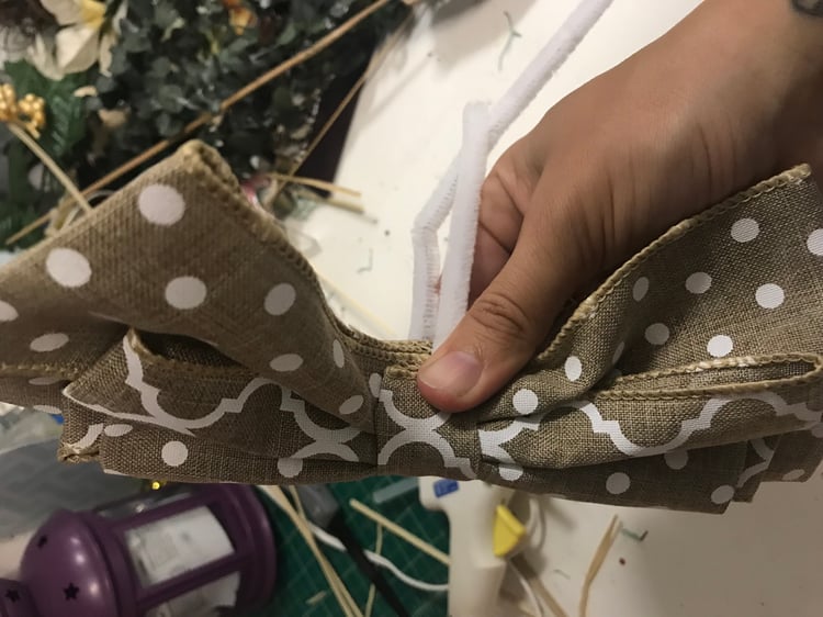 wrap the loop around the ribbons