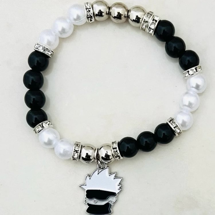 Handmade Gojo Satoru bracelet inspired by Jujutsu Kaisen – Y2K aesthetic with light blue tones, silver details, and nostalgic 2000s style design.