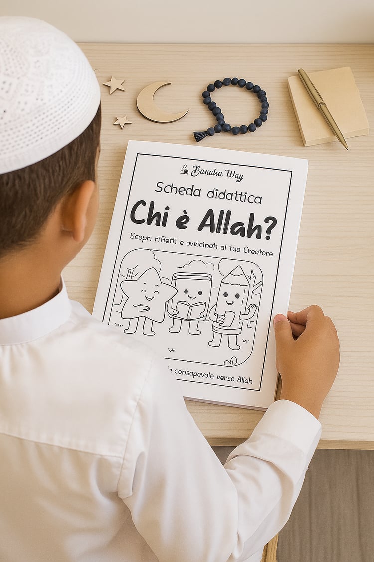 Vista dall’alto di una scrivania con un bambino musulmano che si prepara a iniziare il PDF “Chi è Allah?”, ambientazione educativa con decorazioni islamiche senza volti.