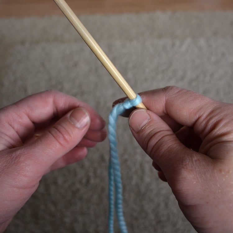 A slip knot on a knitting needle.
