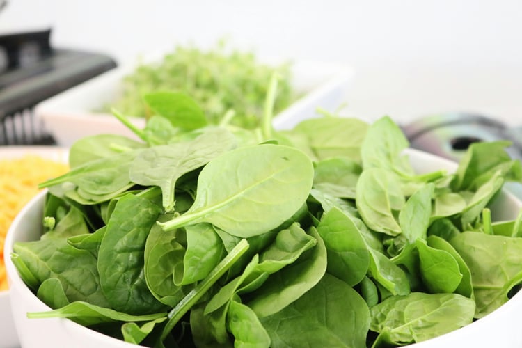Leafy greens like spinach and kale, top foods to lower blood sugar and diabetes-friendly vegetables for blood sugar control.