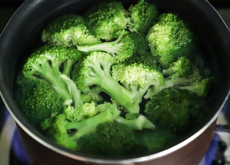 Fresh broccoli, a diabetes-friendly food to help lower blood sugar naturally and improve insulin sensitivity