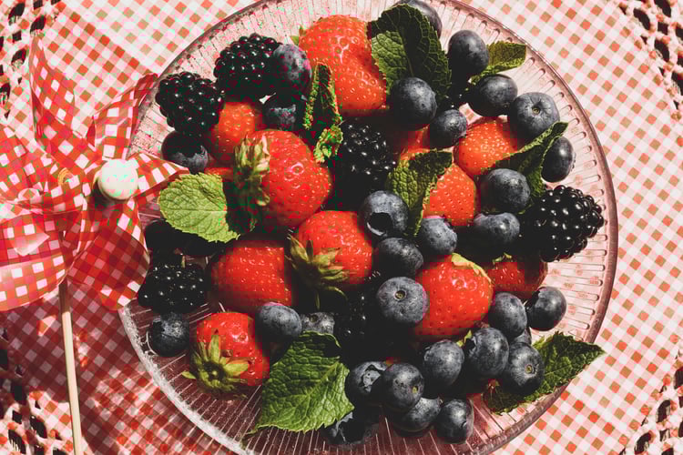 Blueberries and raspberries, antioxidant-rich berries for blood sugar control and diabetes-friendly diets