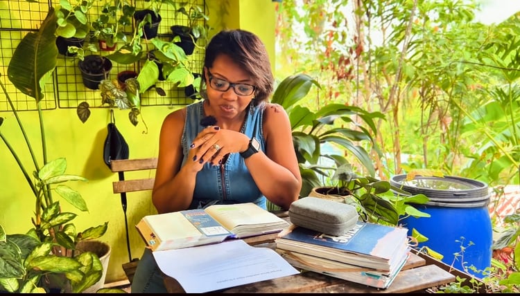 Mujer leyendo la biblia y su devocional