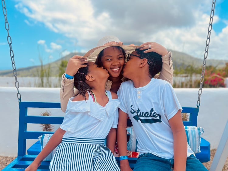 Mamá feliz con sus dos hijos. Sanidad del alma