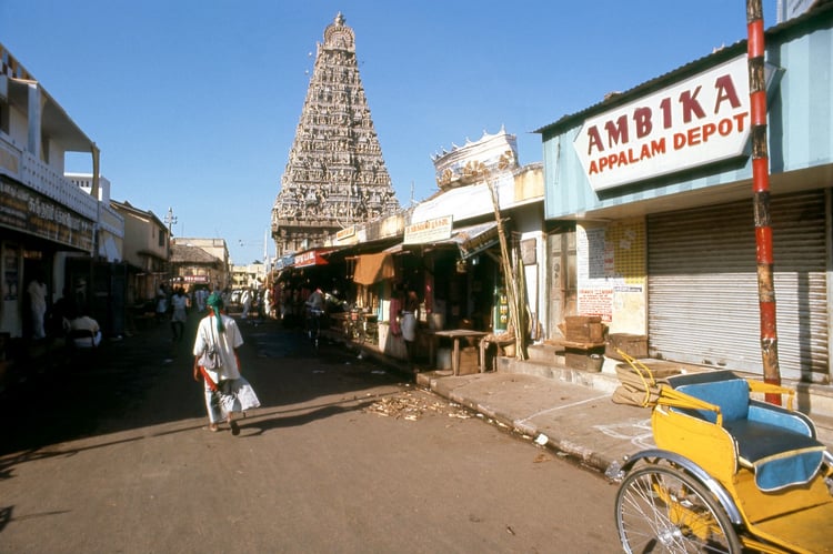 சென்னை 1969, பழைய மதராஸ் புகைப்படம், கபாலீஸ்வரர் கோவில், தமிழ்நாடு தெரு புகைப்படம், இந்தியா 1960கள், வண்ணமயமான பயண புகைப்படம், இந்திய பாரம்பரியம், தென் இந்தியா கோவில் கட்டிடம், பழைய சந்தை காட்சி, வரலாற்று இந்தியா புகைப்படம்