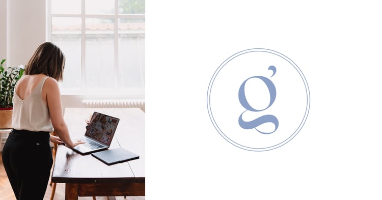 Jeune femme entrepreneure qui écrit debout sur son ordinateur de dos