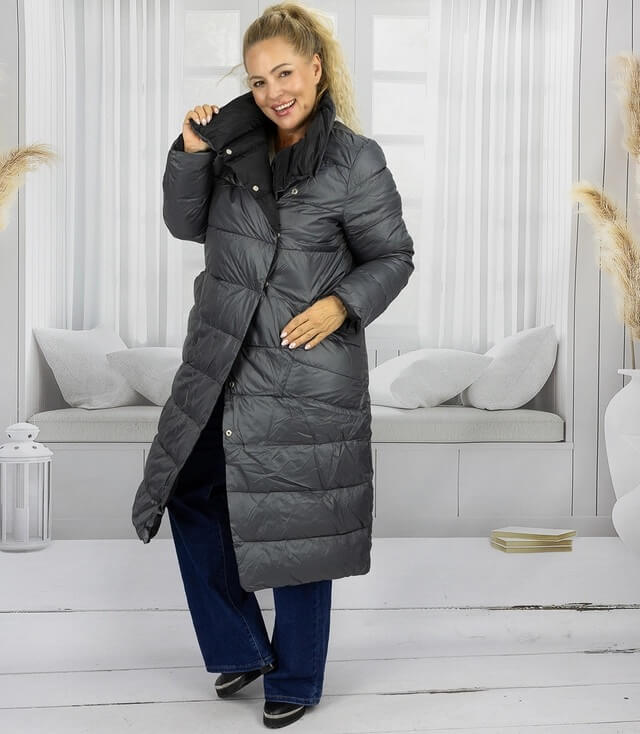 Dunkelgraue lange Steppjacke mit hohen Kragen, schicker Silhouette und seitlichen Taschen.