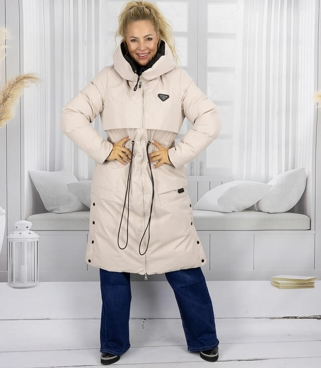 Damen Winterjacke in Beige mit Kapuze, Taillenzug und modischem Design, bequem und warm.