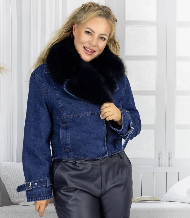 Kurze Jeans Winterjacke mit Kunstfellfutter in dunkler Waschung, lässiger Look und modischer Schnitt.