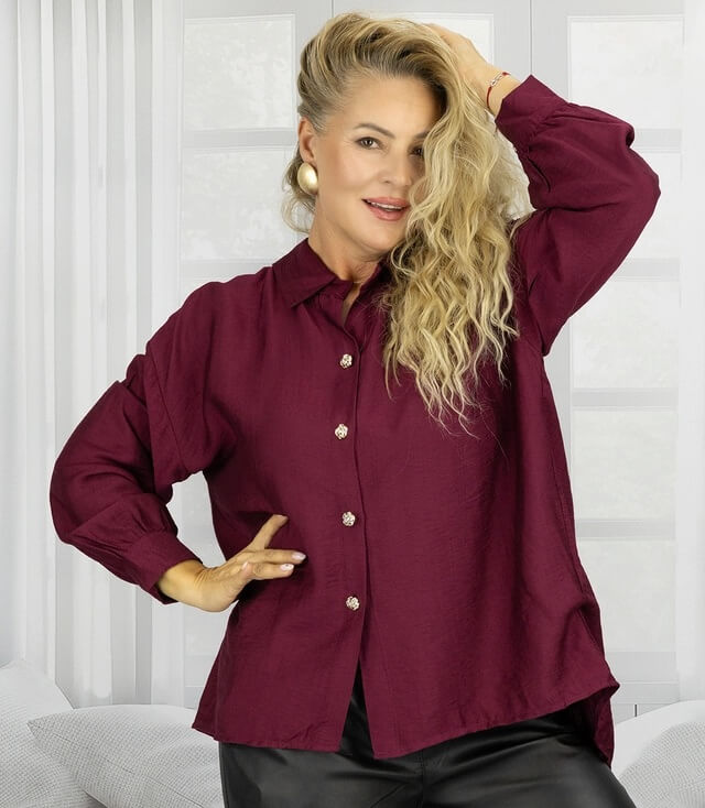 Moderne oversized Bluse in Bordeauxrot mit Knöpfen und lässigem Schnitt, ideal für entspannte Looks.