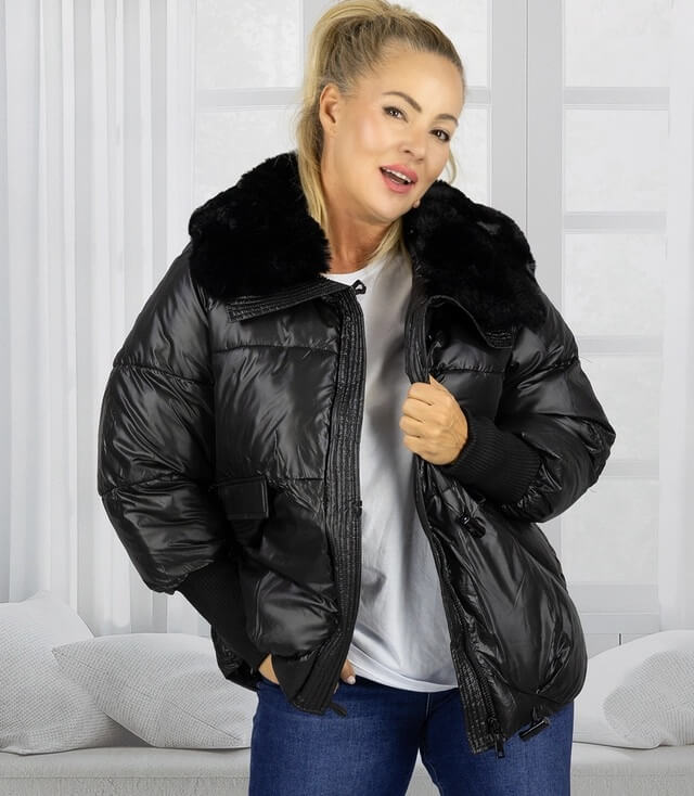 Damen Winterjacke in Schwarz mit Kunstfellkragen, lässiger Look und weichem Material.