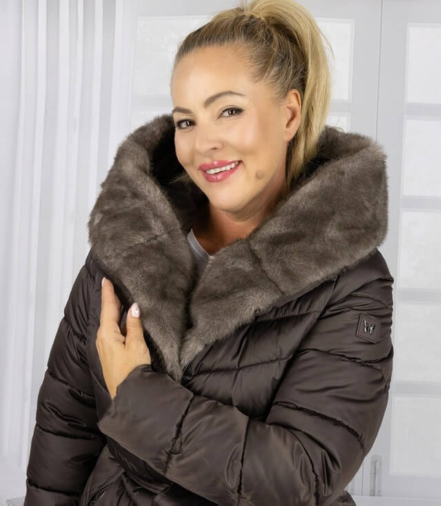 Damen Winterjacke mit gefüttertem Kragen, braun, Model zeigt lächelnd die Jacket-Details.