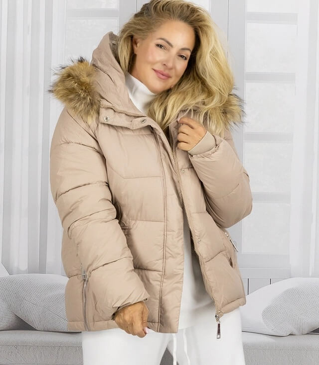 Damen Winterjacke in Beige mit Kapuze, weich gefüttert und abnehmbaren Kunstfellbesatz.