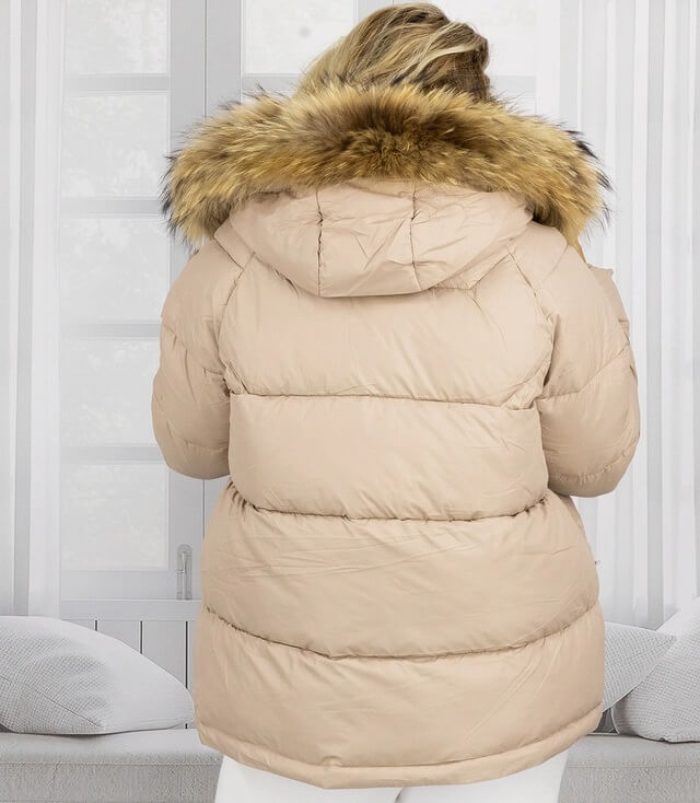 Hinteransicht der beigen Winterjacke mit abnehmbarem Kapuzenbesatz aus Kunstfell und gepolstertem Design.