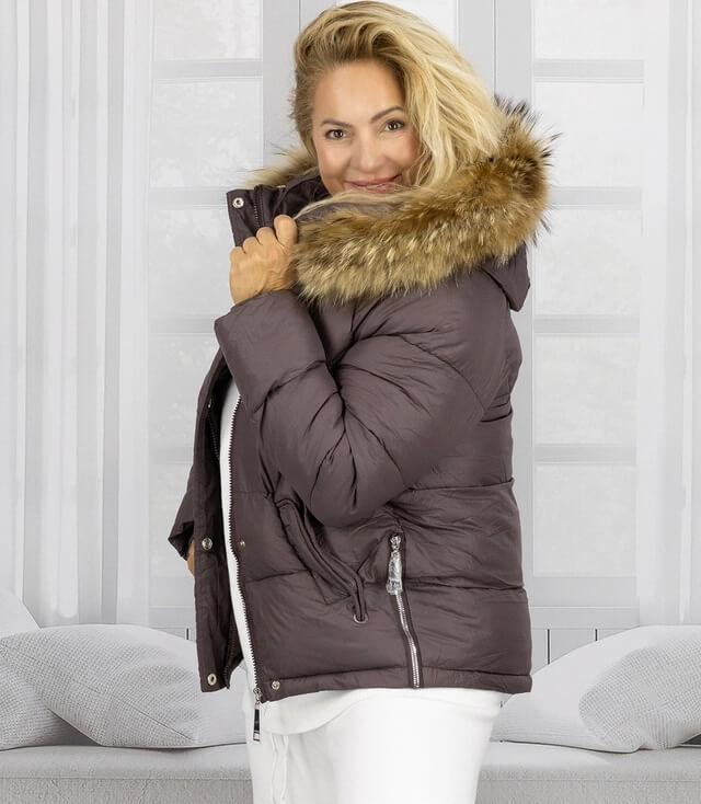 Dunkelbraune Winterjacke mit Kapuze und Kunstfellbesatz, wärmeisolierend und modisch.