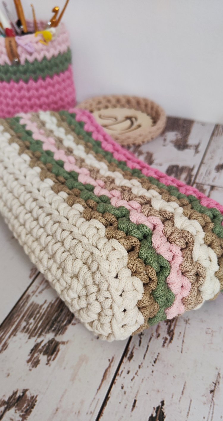 Handmade crochet oval bag base in cotton rope yarn with matching textured tote bag.