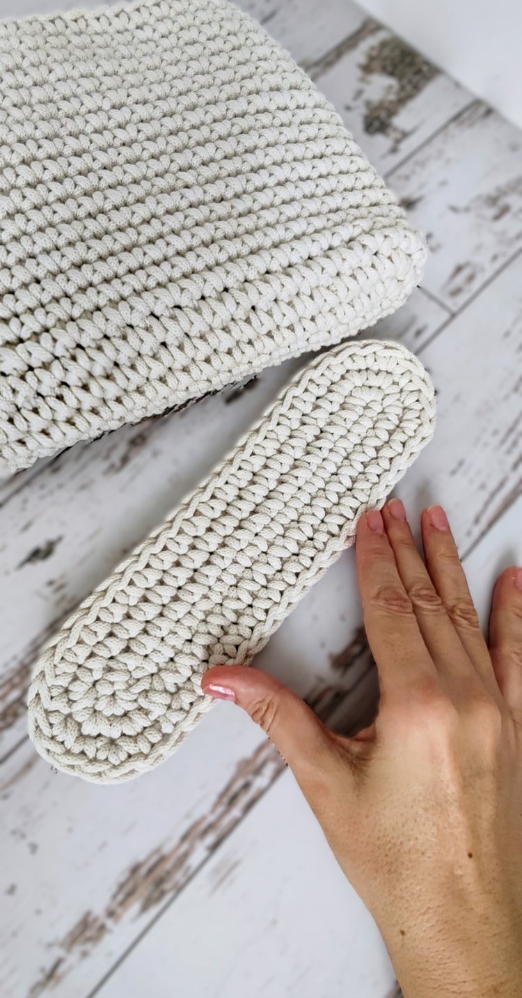 Beginner-friendly crochet oval base for bags made with cotton rope yarn, shown with finished textured handmade tote bag.