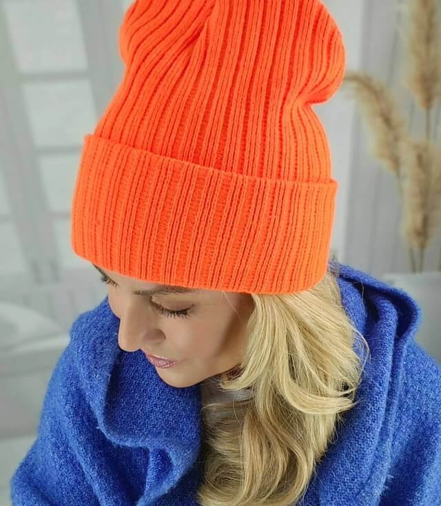 Strickmütze Neonorange: weiche, warme Mütze in leuchtendem Neonorange, getragen von einer Frau.