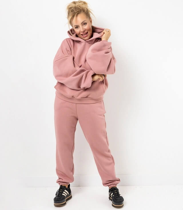 Lässiger, rosafarbener Sweat-Anzug mit Hoodie und Jogginghose, sportlich und bequem.