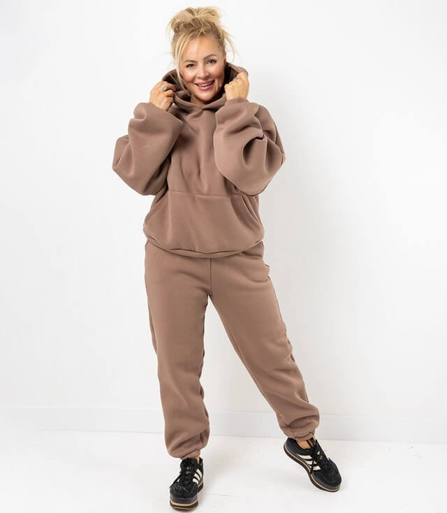 Damen-Sweatanzug in Braun mit Kapuze, bequem und stylisch, perfekt für lässige Looks.