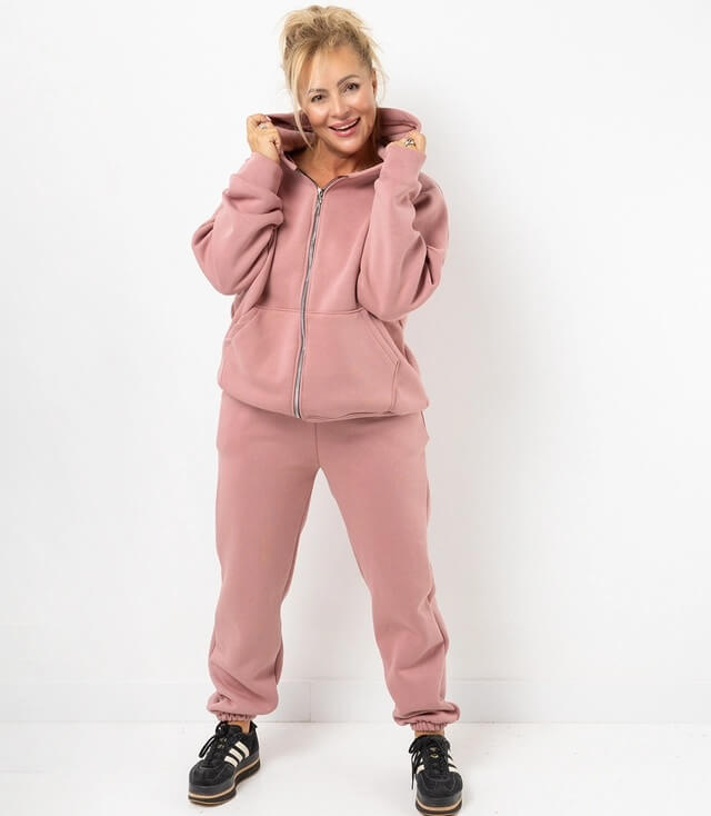 Rosa Freizeitanzug mit Kapuze und Reißverschluss, sportliche Outfit-Kombination.