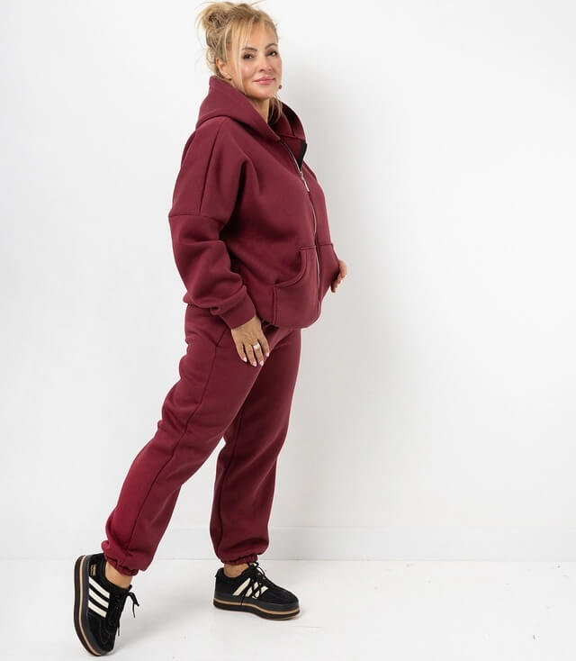 Damen-Jogginganzug in Burgunderrot mit Kapuze, Seitentaschen und lässigem Schnitt.