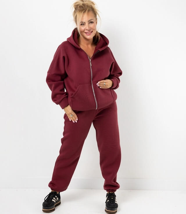 Modischer Jogginganzug in Bordeaux mit oversized Sweatjacke und bequemer Jogginghose.
