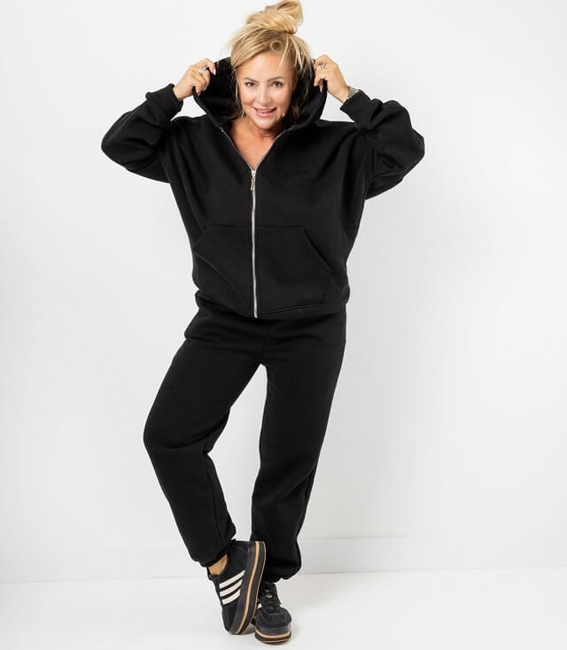 Joggingsanzug in Schwarz: oversized Sweatjacke mit Kapuze und passende Jogginghose für bequemen Look.