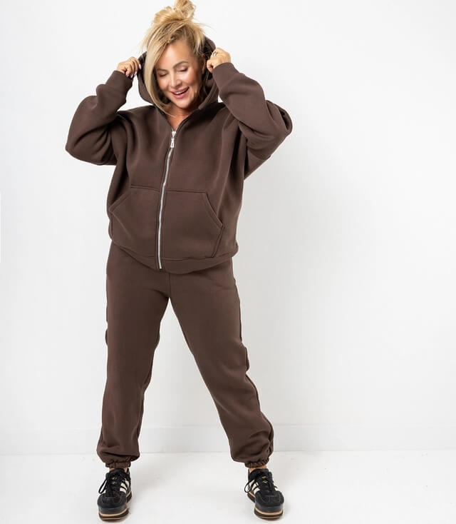 Jogginganzug mit oversized Sweatjacke, Kapuze und Jogginghose in Braun.