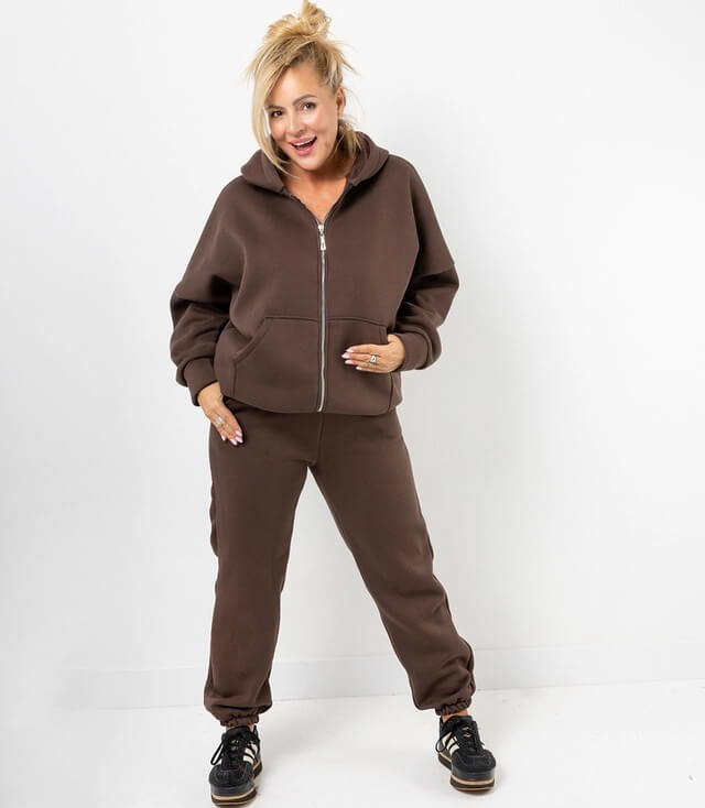 Bequemer, oversized Jogginganzug mit Sweatjacke und Jogginghose in Braun.