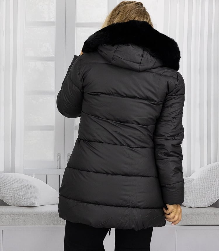 Schwarze Winterjacke mit Kapuze und Faux-Fur-Kragen, von hinten fotografiert