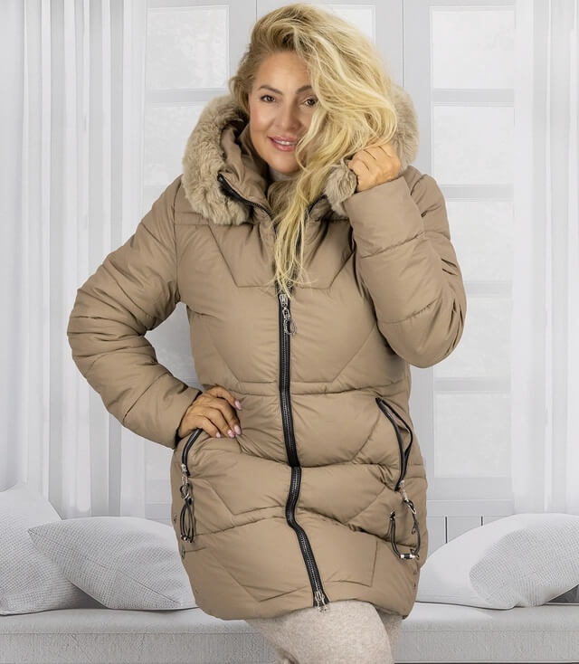 beige Winterjacke mit Kunstfellkragen und Reißverschluss, perfekt für kalte Tage.