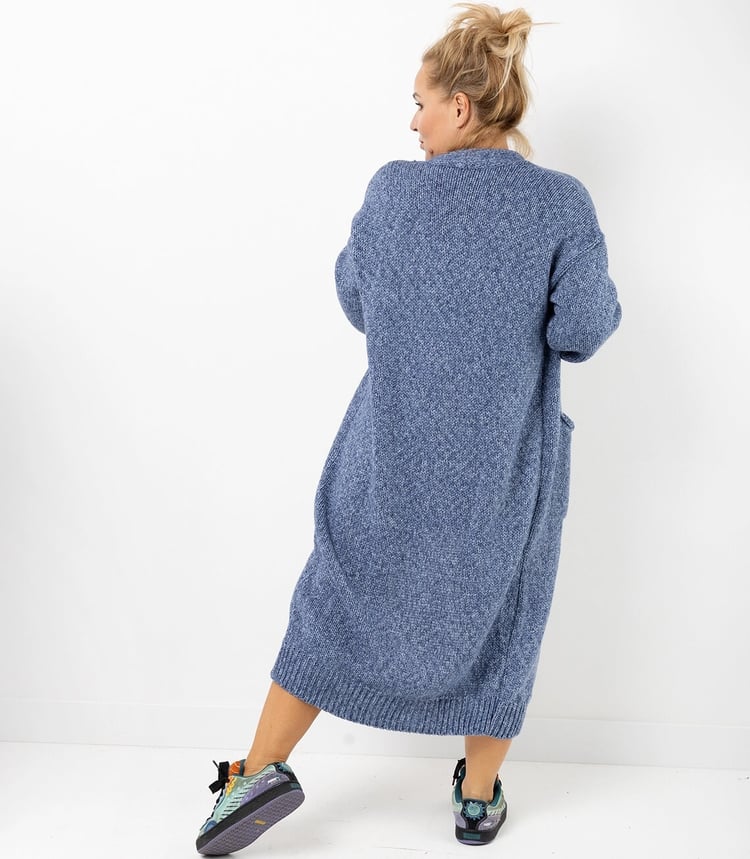 Rückansicht eines blauen Strickmantels mit lockerer Passform und seitlichen Taschen.