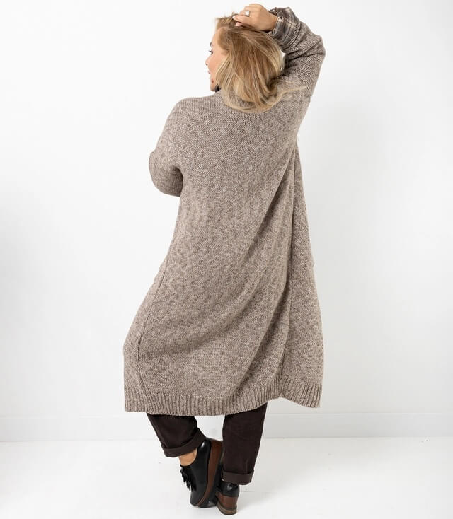 Rückansicht von dem langen, braunen Strickmantels in lässigem Stil, getragen von einer Frau.