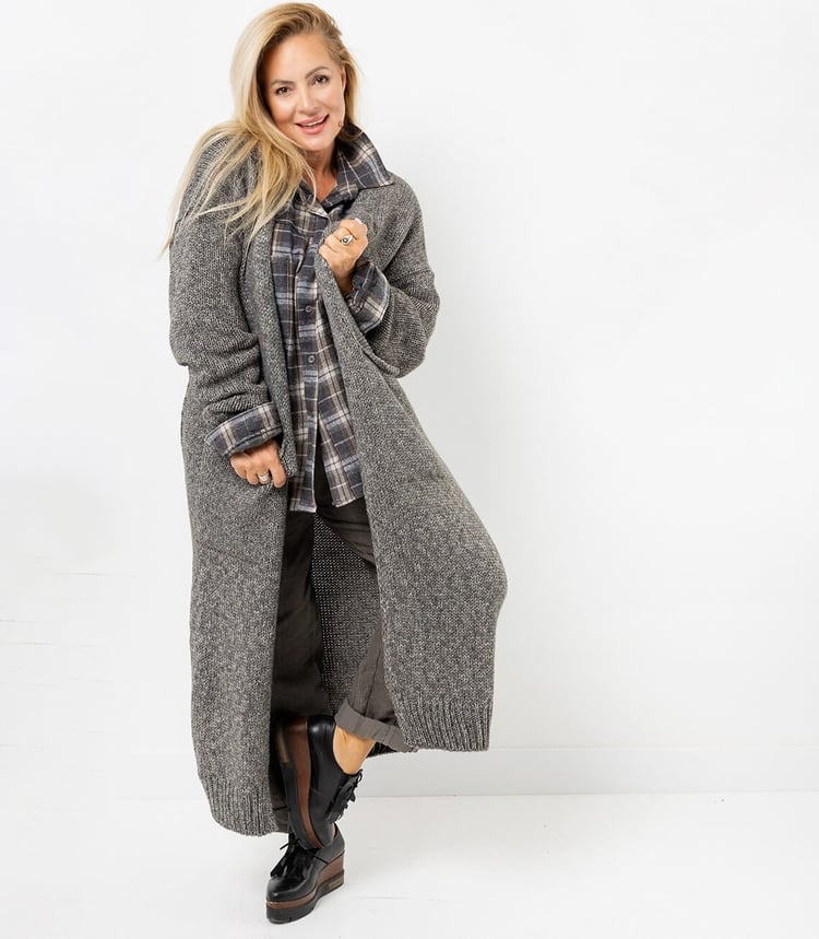 Modischer grauer Longcardigan mit lässigem Schnitt, kombiniert mit kariertem Hemd und bequemer Hose.