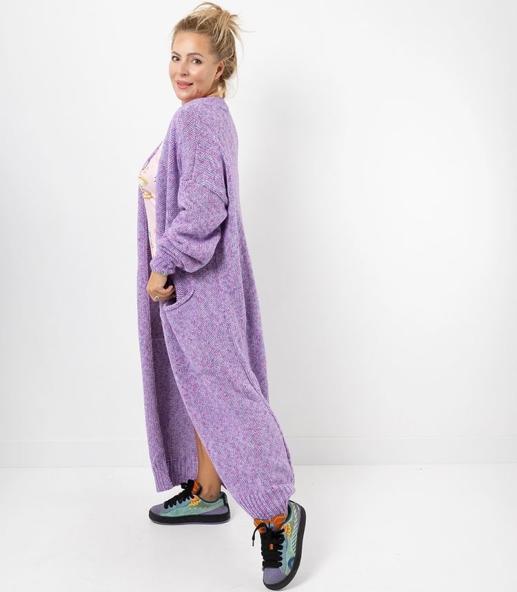 Damen Strickjacke in Lila, lang geschnitten, lässig und bequem getragen mit Sneakers.